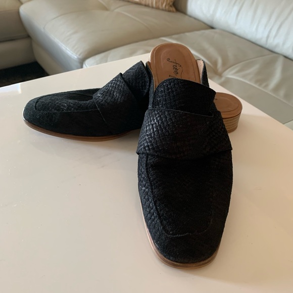 Free People slides/loafers in black suede. Size 39 Eu. Fits like 8.5. - Picture 2 of 3